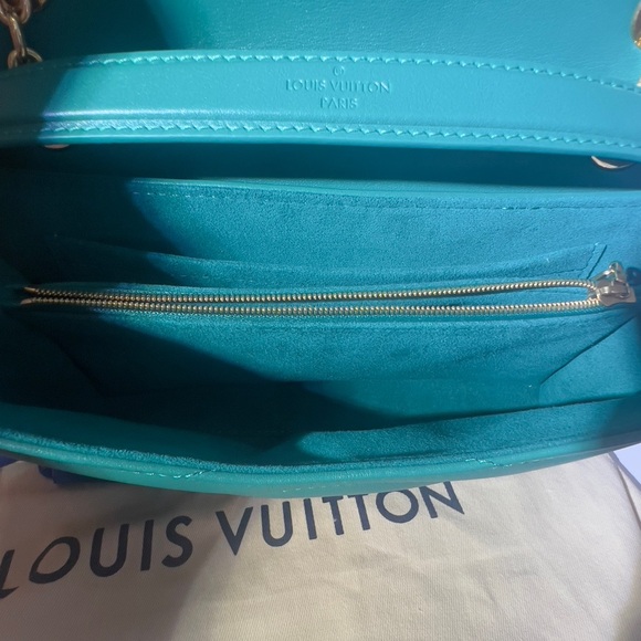 Louis Vuitton Green Leather Shoulder Bag with Gold Chain - Picture 5 of 14